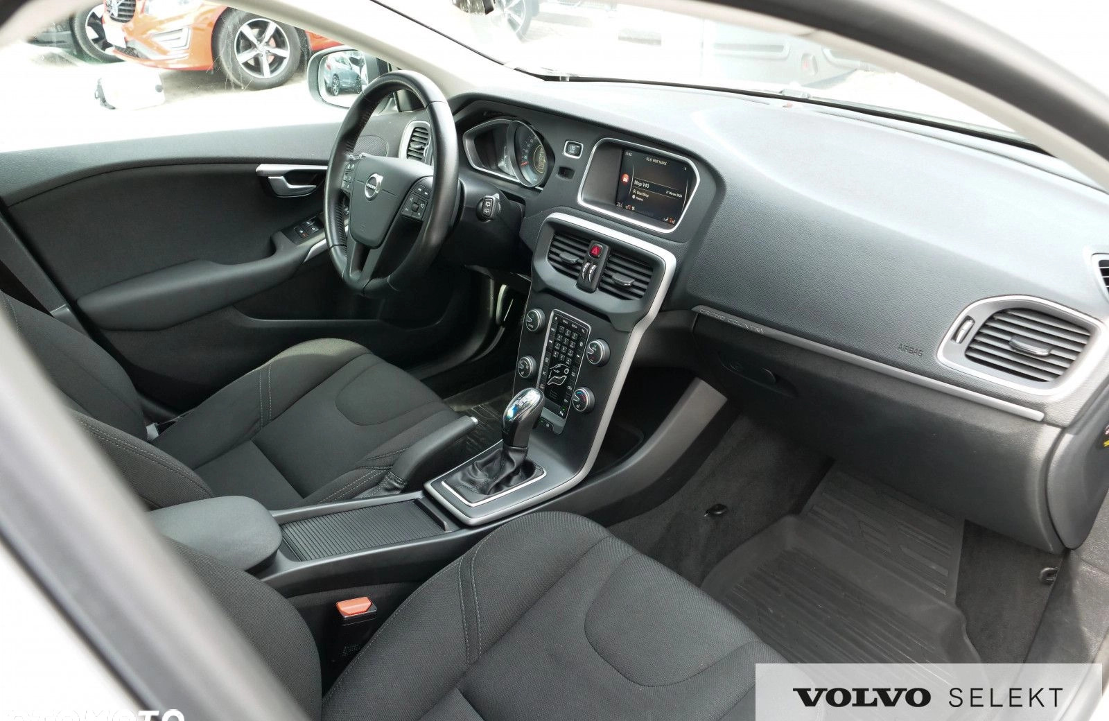 Volvo V40 cena 87900 przebieg: 92080, rok produkcji 2019 z Serock małe 562